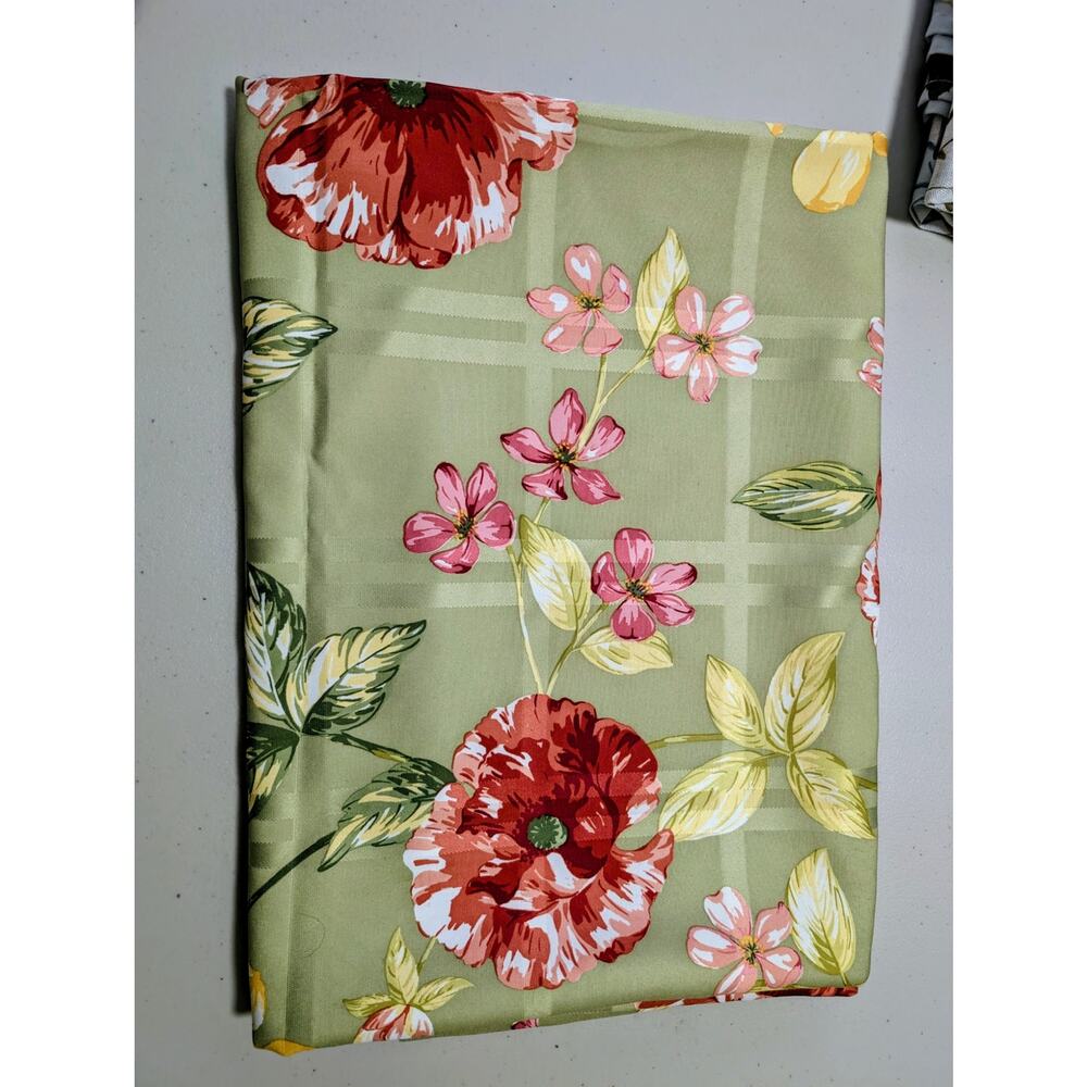 NWOT 60"X84" Rectangular Green Floral Print Table Cloth